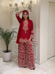 Robe Anarkali traditionnelle indienne et pakistanaise pour femmes, rouge, brodée, longue, ample, extensible, avec un motif floral - Product Image 1