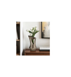 แจกันโลหะสีเงินคลาสสิกสำหรับตกแต่งภายในบ้านด้วยดีไซน์ที่เหนือกาลเวลา - Product Image 1