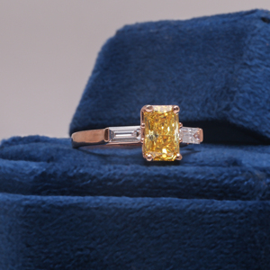 Anillo de Compromiso con Diamante Amarillo de Laboratorio de 3 Quilates, Corte Brillante, con Piedras Laterales en Forma de Baguette, Chapado en Oro de 14K, Certificado IGI, de Lujo - Product Image 3