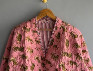 Manteau matelassé rose à imprimé tigre avec fermeture boutonnée et poches plaquées, vêtement d'extérieur décontracté pour femme, cadeau pour elle - Product Image 4
