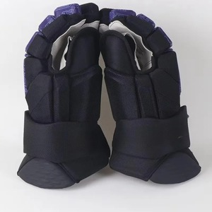 Guantes de Hockey sobre Hielo Acolchados Negros y Morados Harry Johnson, Transpirables, Antideslizantes, Ligeros, con Correa de Muñeca Ajustable con Gancho y Bucle - Product Image 1