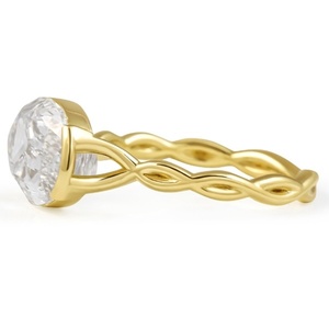 Bague de fiançailles en or jaune massif 14 carats avec diamant de laboratoire ovale de 4,04 ct, sertissage demi-cerclé et bande torsadée, collection East West - Product Image 5