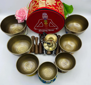 Juego de cuencos tibetanos de latón grabados con los siete chakras sobre cojines de seda coloridos, disponible a precio de mayorista. - Product Image 3