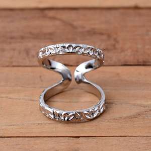 Bague ajustable minimaliste en argent sterling gravée de motifs floraux faite à la main, style bohème, bijou thérapeutique pour phalange, idéale pour les fêtes - Product Image 1