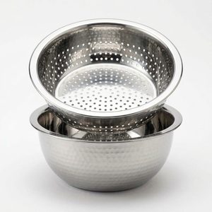 Bol martelé artisanal en acier inoxydable 304 finition satinée 22 cm, passoire et cuillère de service 2-en-1 pour la décoration intérieure et l'hôtellerie - Product Image 1
