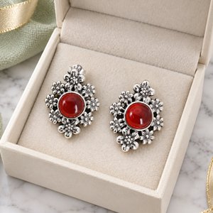 Boucles d'oreilles clous florales en cornaline, monture en argent 925, style vintage, bijoux pour femme pour mariage, soirée et usage quotidien - Product Image 4