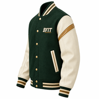 Veste universitaire de qualité supérieure vert foncé avec manches en cuir crème, accent brun, patch lettre personnalisé