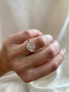 Bague de fiançailles à trois pierres en diamant de laboratoire allongé de 2,80 carats avec pierres latérales en demi-lune, certifiée IGI - Product Image 3