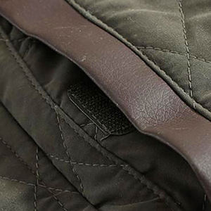 เสื้อกั๊กผู้ชายสีเขียวมะกอกแบบเย็บลายพร้อมแผ่นหนัง PU ที่ไหล่ บุขนแกะสำหรับฤดูหนาว เหมาะสำหรับการล่าสัตว์และการยิงปืน - Product Image 5