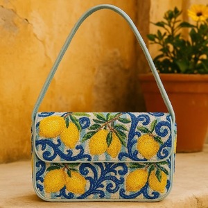 Sac à bandoulière perlé rouge et blanc crème, fait main, brodé, pour femme, motif floral, design personnalisé, idéal pour les soirées - Product Image 3