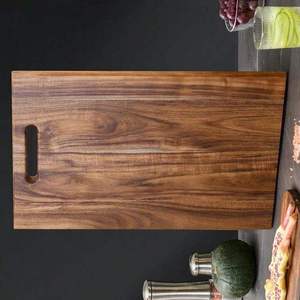 Tabla de cortar rectangular de resina con orificio para colgar, diseño de veta de madera marrón, 1.5 cm de grosor, apta para lavavajillas - Product Image 1