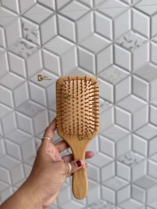 Cepillo para el Cabello de Cuero y Madera Hecho a Mano con Diseño Floral Tallado, Color Morado, Uso Manual, Forma Rectangular - Product Image 4