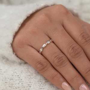 Anillo de Media Eternidad con Diamantes Corte Marquesa ROYAL SAGA, Cultivados en Laboratorio, Oro Rosa de 14K, Chapado en Platino, Elegante y Fino para Mujer - Product Image 4