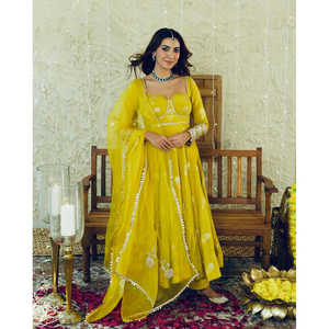 Robe et bas de designer musulman traditionnel Anarkali avec élégant Dupatta pour les fêtes, vêtements et accessoires - Product Image 2