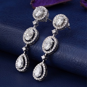 Pendientes Colgantes de Oro Fino de 14K con Diamantes Cultivados en Laboratorio de 6.74 CT, Multiforma, con Micro-Pavé y Halo - Product Image 2