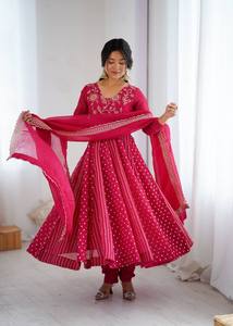 Ensemble de robe Anarkali violette avec dupatta brodée, robe de mariage traditionnelle indienne pakistanaise - Product Image 5