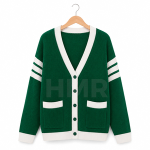 Camiseta Ecológica de Manga Larga con Cuello en V y Cierre de Botones de la Hermandad Femenina HMR, en Verde y Blanco con Contraste de Color y Bolsillo Elegante - Product Image 5