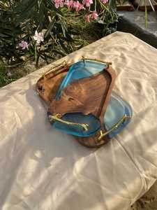 Plateau de service élégant en bois d'acacia artisanal et résine époxy transparente avec poignées en laiton design pour une décoration intérieure de luxe - Product Image 2