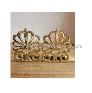 Los sujetalibros presentan una forma distintiva en abanico con detalles recortados y elegantes pergaminos en la base - Product Image 1