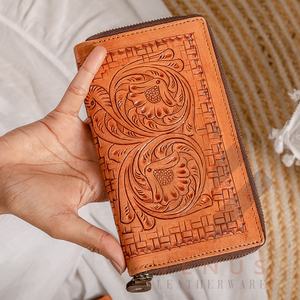 Cubierta larga de cuero genuino hecha a mano de alta calidad para mujer, tendencia de estilo occidental, logotipo tallado con herramientas, función antirrobo de nailon - Product Image 1