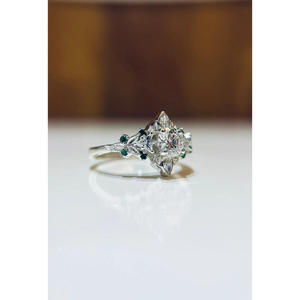Anillo de Compromiso y Boda Vintage de Plata de Ley Chapado en Oro de 14K con Tres Piedras de Moissanita Tallada de Trisha Jewels para Mujer - Product Image 6