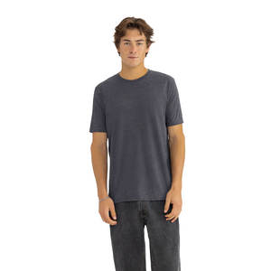 T-shirt Léger et Doux de Style Next Level, Gris Foncé Mélange Doux, Manches Courtes - Product Image 1