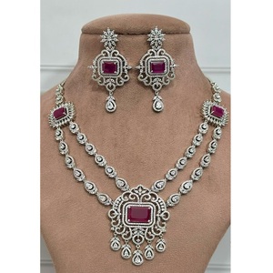 Ensemble collier et boucles d'oreilles tendance en zircon plaqué argent de qualité supérieure, idéal pour les fiançailles, les mariages et les soirées. - Product Image 1
