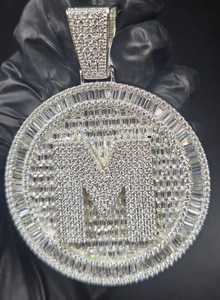 จี้เพชรโมอิสซาไนต์ VVS แบบกำหนดเองรูปวงกลมสำหรับผู้ชาย เงินแท้ 925 ประดับเพชรแบบ Iced Out เครื่องประดับจี้ตัวอักษรแบบกำหนดเอง สไตล์ฮิปฮอป - Product Image 5