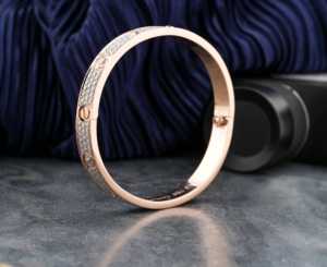 Bracelet jonc en moissanite plaqué or rose pour femme, style visseré, inspiré des créateurs, bijou de poignet de luxe pour soirée - Product Image 3