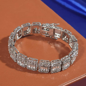 Bracelet tennis de luxe en moissanite taille émeraude, en or blanc, entièrement pavé de pierres, bijou raffiné et audacieux - Product Image 5