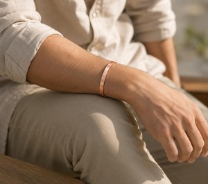 Bracelet manchette en cuivre massif, forme circulaire polie, finition mate, bijoux artisanaux en métal cuivre pour hommes et femmes - Product Image 2