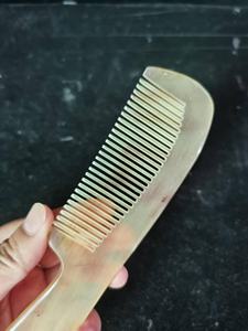 Peigne à cheveux artisanal en corne de buffle naturelle de qualité supérieure, sculpté, démêlant, antistatique, pour le soin des cheveux, disponible à la vente - Product Image 4