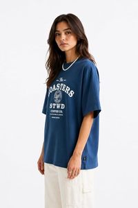 Camiseta de algodón extragrande para mujer The Roasters, cuello redondo, corte holgado, estampado de letras, azul, manga regular, para todas las estaciones - Product Image 2