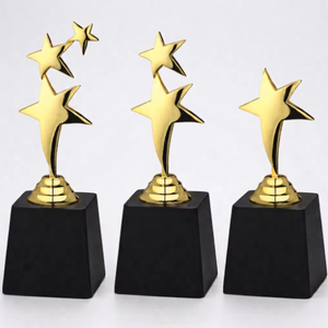 Trophée étoile plaqué or, moulé, durable, pour les sports et les jeux, trophée en métal 3 étoiles avec base en bois - Product Image 1