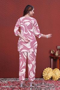 Ensemble coordonné femme en microfibre rose bébé, imprimé écologique, col rond, deux pièces, grandes tailles du S au 6XL, vente en gros Kiran Nexus - Product Image 4