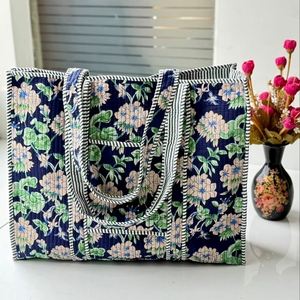 กระเป๋าผ้าฝ้ายลายควิลท์  ลายดอกไม้คลาสสิกแบบแฮนด์บล็อก  ออกแบบมาเพื่อการใช้งานประจำวันและการพกพาอย่างยั่งยืน - Product Image 1