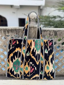 Sac à bandoulière matelassé en velours imprimé élégant pour femme – Mélange parfait de confort et de glamour - Product Image 4