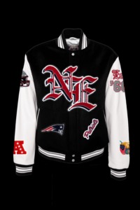เสื้อแจ็คเก็ตวาร์ซิตี้ New England Patriots ผ้าขนสัตว์และหนังสไตล์โอลด์อิงลิช สีดำขาว - Product Image 1