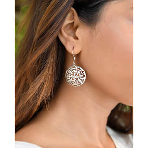 Pendientes de Plata de Ley Tallados Redondos Meera Jaipur - Product Image 1