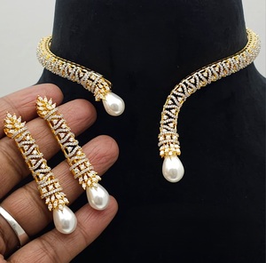 Magnifique ensemble de collier et boucles d'oreilles plaqué argent de qualité supérieure, design classique, idéal pour les mariages, les fêtes et les occasions spéciales. - Product Image 1
