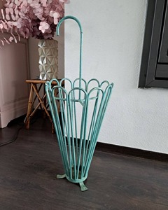 Décoration d'entrée de maison qui ajoute une touche vintage et élégante aux entrées de maison tout en gardant les parapluies bien rangés, provenant d'Inde. - Product Image 3