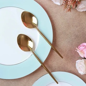 Ensemble de couverts jetables écologiques et recyclables de luxe avec cuillère à poignée plate dorée pour mariage - Product Image 1