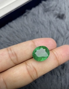 พลอยมรกตสีเขียวธรรมชาติ รูปทรงวงรี คุณภาพสูง น้ำหนัก 9.89 กะรัต สำหรับทำเครื่องประดับ - Product Image 2
