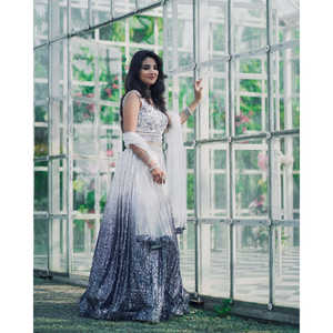 Lehenga Choli de créateur pour les occasions spéciales, vêtements indiens et pakistanais avec des travaux de dori et de paillettes - Product Image 3