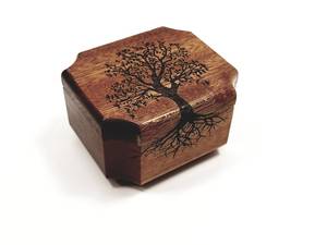 Boîte à bijoux en bois avec gravure d'arbre, forme rectangulaire, design moderne et luxueux, fermeture magnétique avec couvercle pour le rangement - Product Image 4