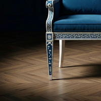 Fauteuil traditionnel en velours bleu avec incrustations en os et motif clé grecque, pieds en bois faits à la main, meubles de salon