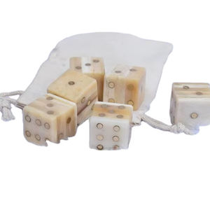 Dados Cuadrados Tallados en Hueso de Camello - Ecológicos - Product Image 1