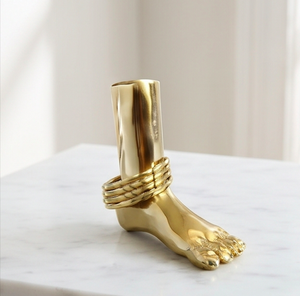 Sculpture de pied moderne en laiton doré avec anneaux de cheville, statue décorative d'art pour table, pour intérieurs de maison, table à manger et occasions festives - Product Image 1