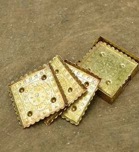 Sous-verre circulaire texturé doré avec une structure de surface en nid d'abeille en relief, disponible à prix de gros. - Product Image 4