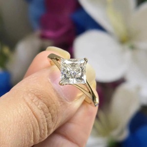 Bague de fiançailles en moissanite taille princesse East West 2,00 CT, bague d'anniversaire solitaire carrée en or jaune 14 carats - Product Image 1